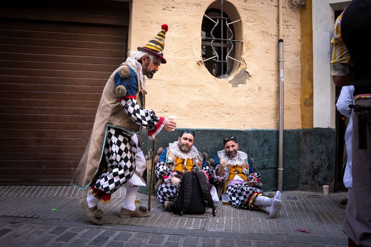 Domingo de Piñata: Cádiz vibra entre coplas, coros, gastronomía y la quema de la Bruja Piti al ritmo de la música electrónica