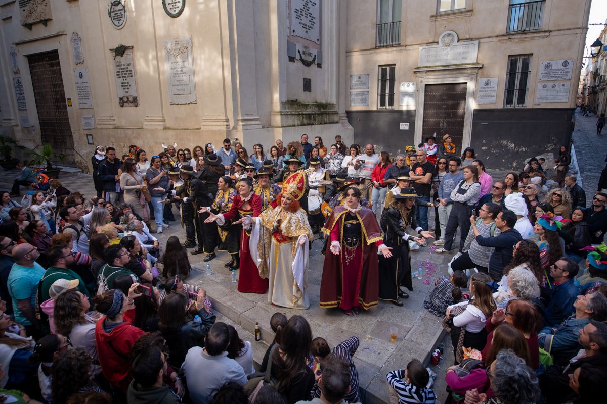 Domingo de Piñata: Cádiz vibra entre coplas, coros, gastronomía y la quema de la Bruja Piti al ritmo de la música electrónica