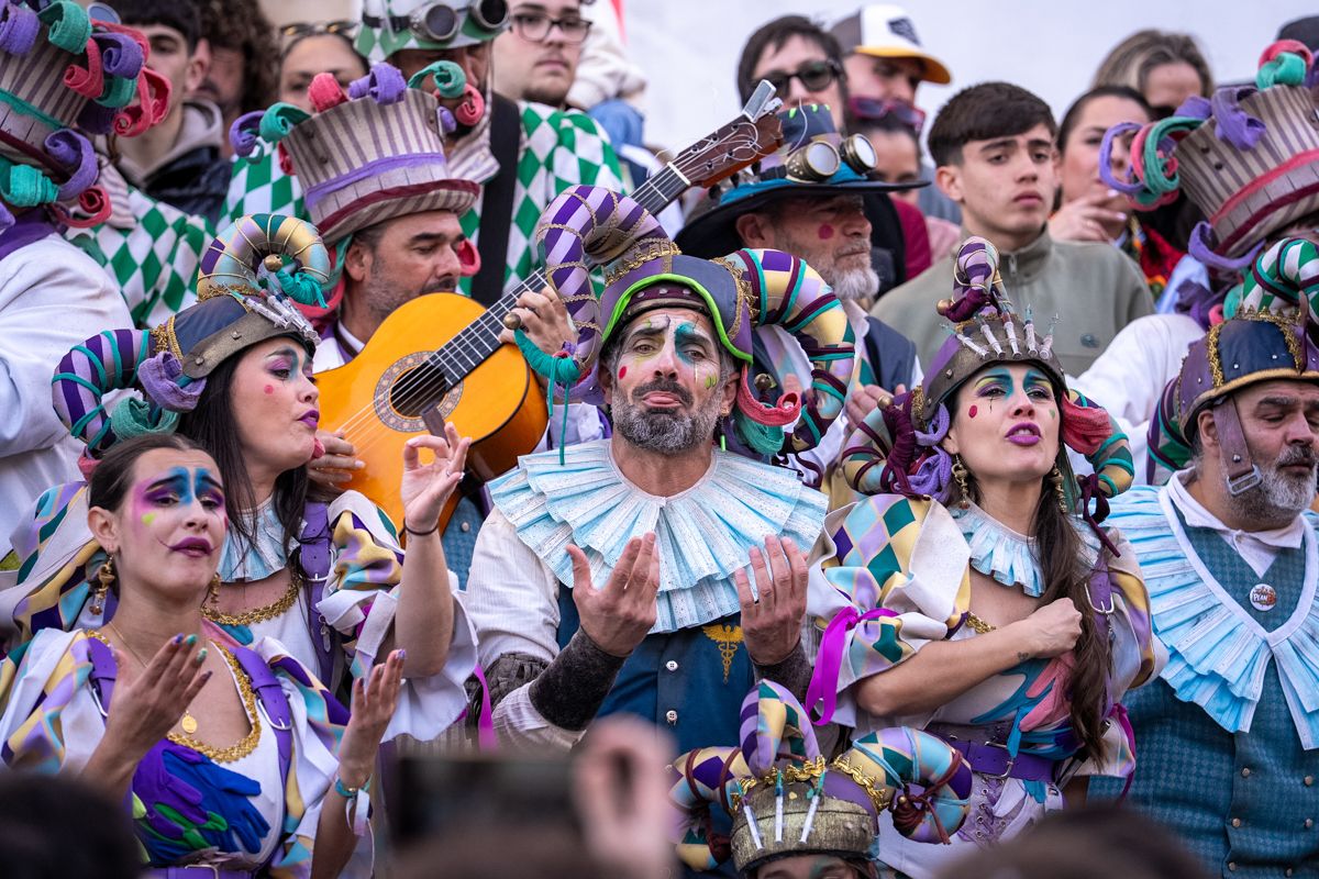 Domingo de Piñata: Cádiz vibra entre coplas, coros, gastronomía y la quema de la Bruja Piti al ritmo de la música electrónica