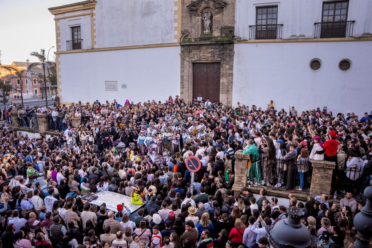 Domingo de Piñata: Cádiz vibra entre coplas, coros, gastronomía y la quema de la Bruja Piti al ritmo de la música electrónica