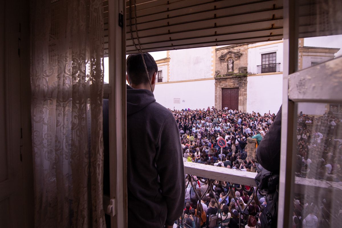 Domingo de Piñata: Cádiz vibra entre coplas, coros, gastronomía y la quema de la Bruja Piti al ritmo de la música electrónica