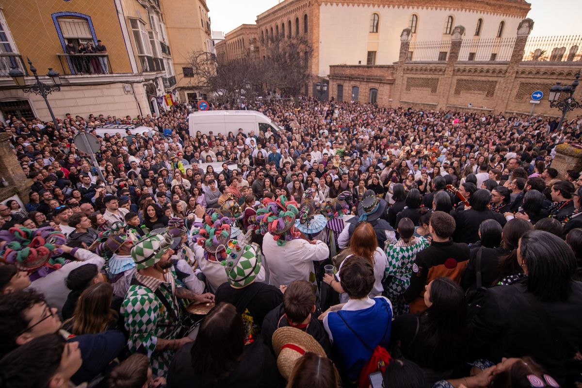 Domingo de Piñata: Cádiz vibra entre coplas, coros, gastronomía y la quema de la Bruja Piti al ritmo de la música electrónica