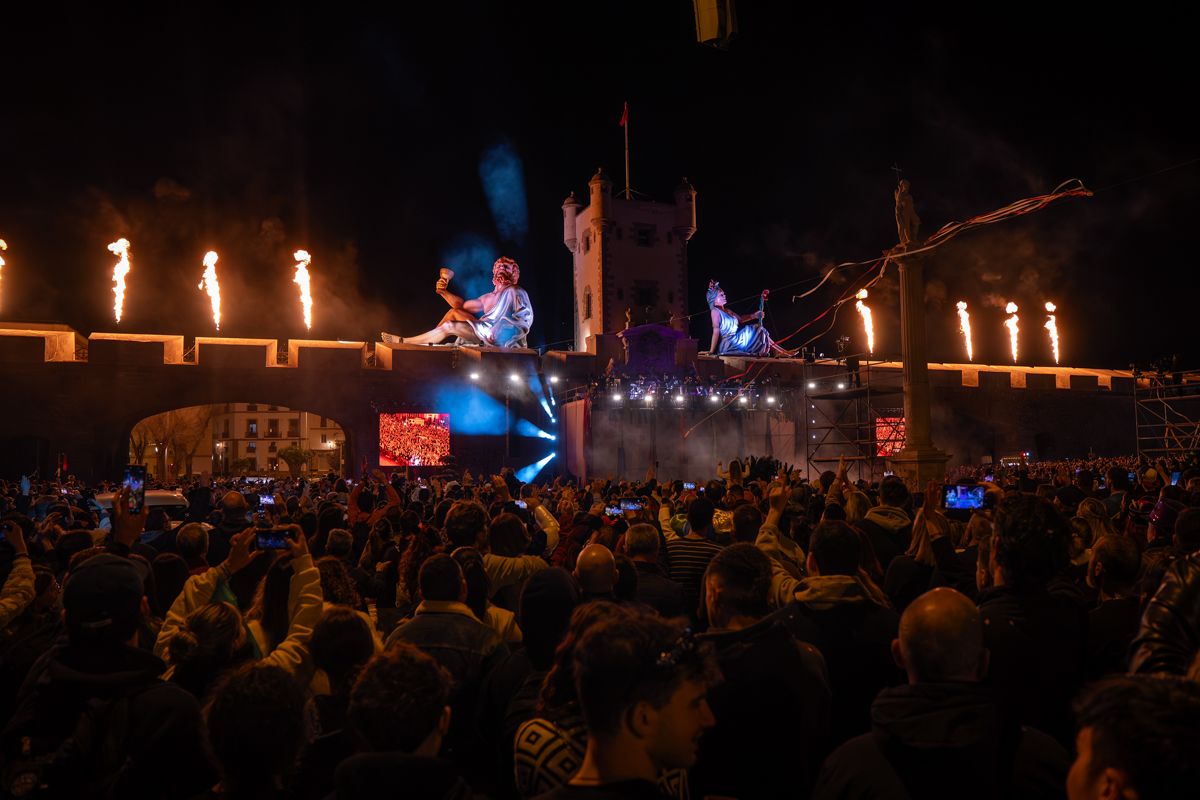 Domingo de Piñata: Cádiz vibra entre coplas, coros, gastronomía y la quema de la Bruja Piti al ritmo de la música electrónica