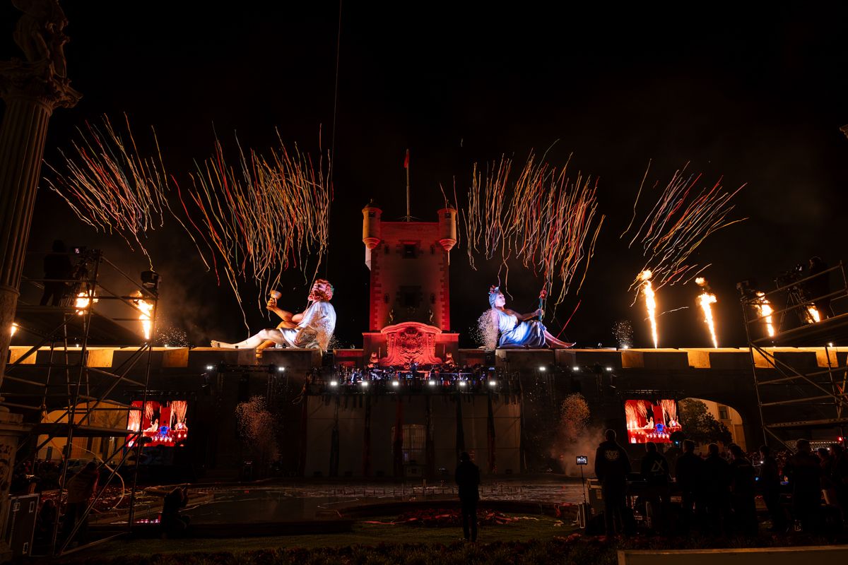 Domingo de Piñata: Cádiz vibra entre coplas, coros, gastronomía y la quema de la Bruja Piti al ritmo de la música electrónica
