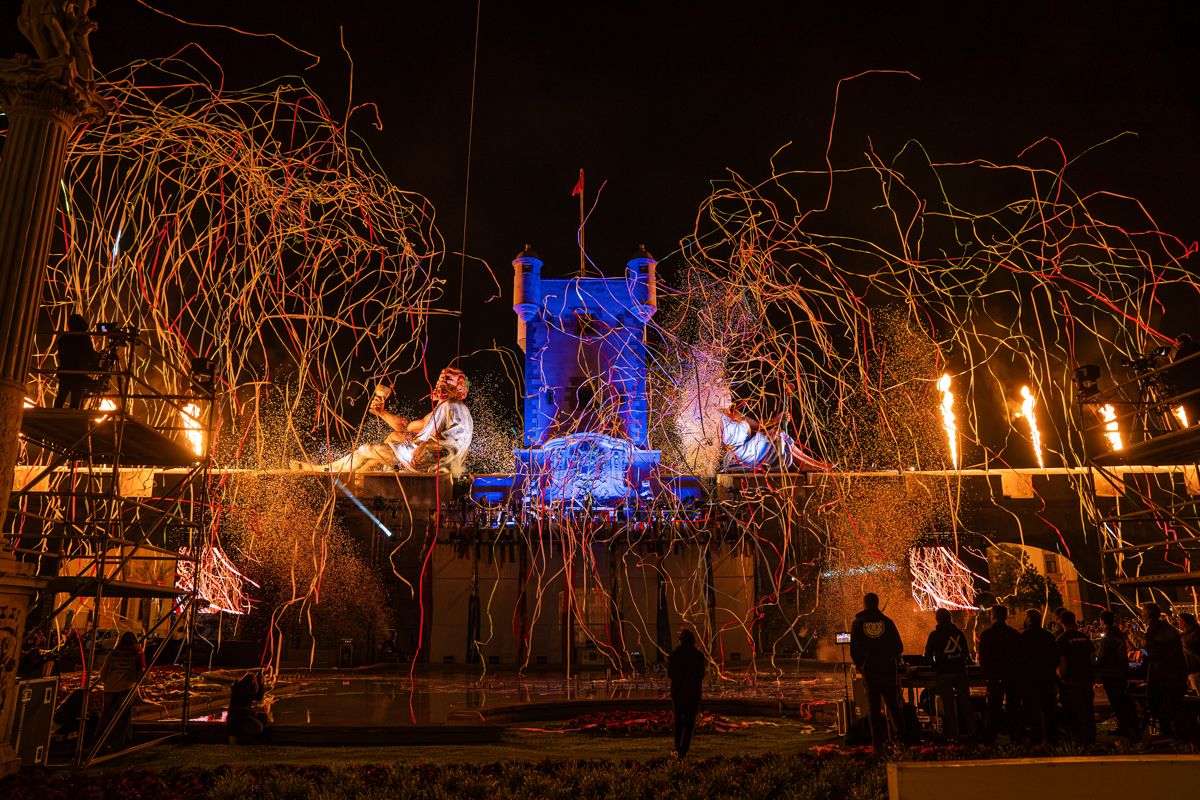 Domingo de Piñata: Cádiz vibra entre coplas, coros, gastronomía y la quema de la Bruja Piti al ritmo de la música electrónica