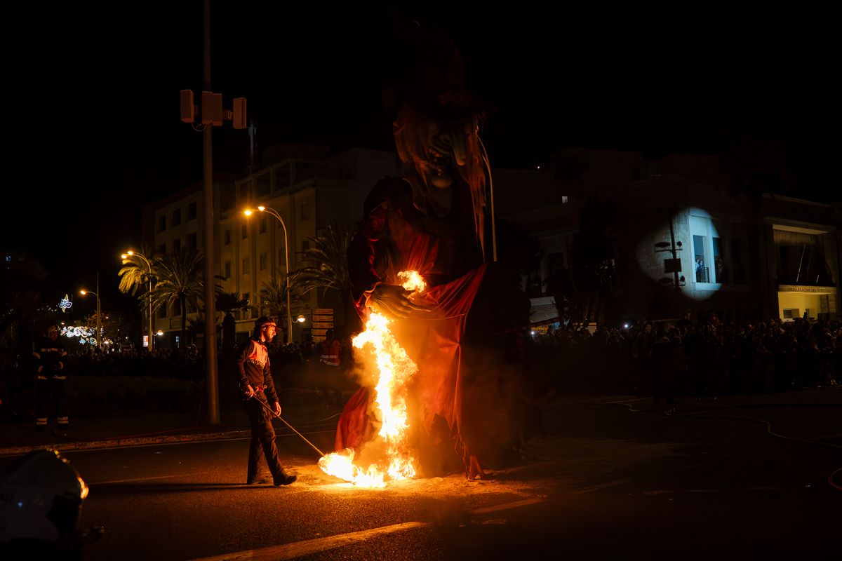 Domingo de Piñata: Cádiz vibra entre coplas, coros, gastronomía y la quema de la Bruja Piti al ritmo de la música electrónica