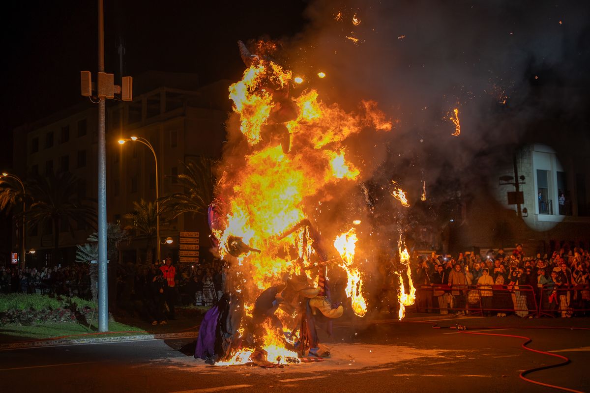 Domingo de Piñata: Cádiz vibra entre coplas, coros, gastronomía y la quema de la Bruja Piti al ritmo de la música electrónica