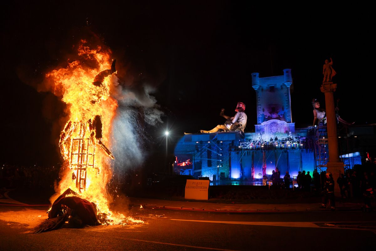 Domingo de Piñata: Cádiz vibra entre coplas, coros, gastronomía y la quema de la Bruja Piti al ritmo de la música electrónica