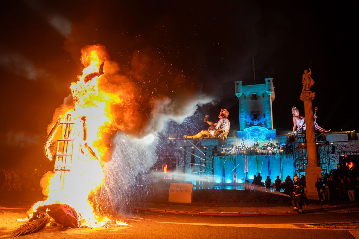 Domingo de Piñata: Cádiz vibra entre coplas, coros, gastronomía y la quema de la Bruja Piti al ritmo de la música electrónica