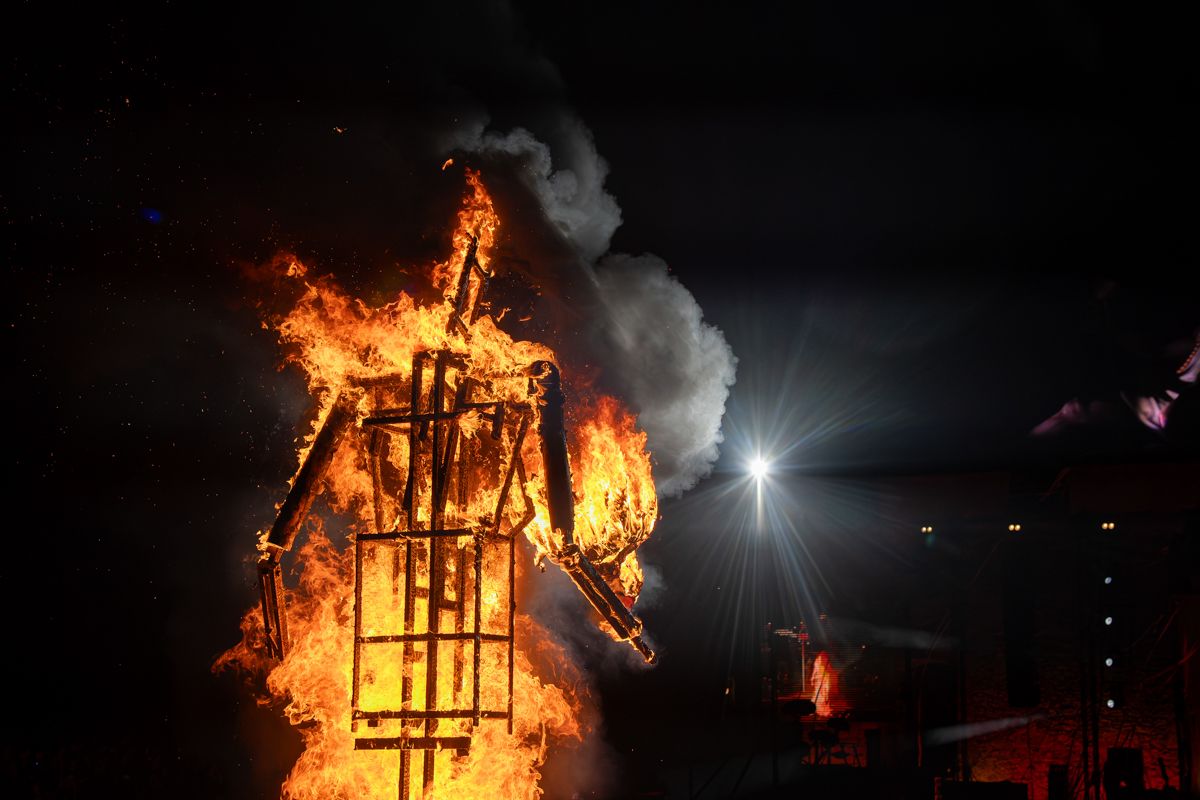 Domingo de Piñata: Cádiz vibra entre coplas, coros, gastronomía y la quema de la Bruja Piti al ritmo de la música electrónica