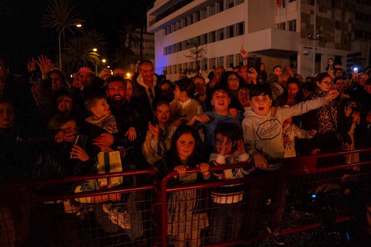 Domingo de Piñata: Cádiz vibra entre coplas, coros, gastronomía y la quema de la Bruja Piti al ritmo de la música electrónica