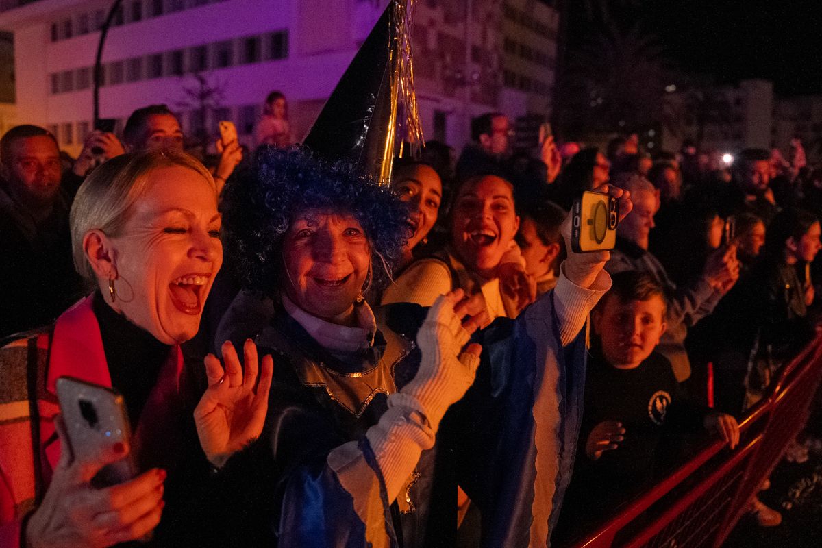 Domingo de Piñata: Cádiz vibra entre coplas, coros, gastronomía y la quema de la Bruja Piti al ritmo de la música electrónica