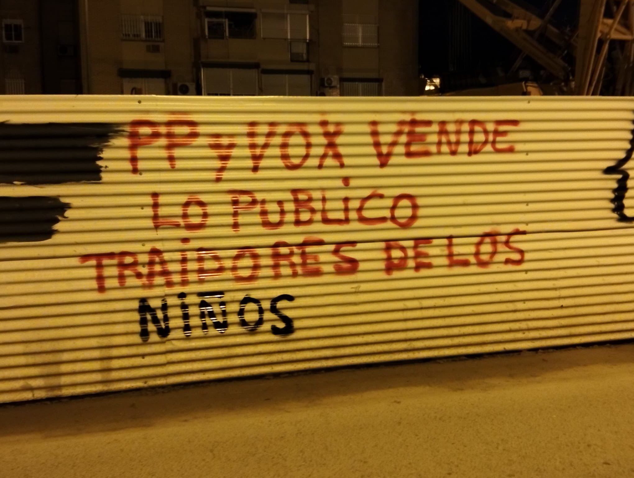 Pintadas en Sevilla contra el proceso de privatización de la limpieza en los colegios.