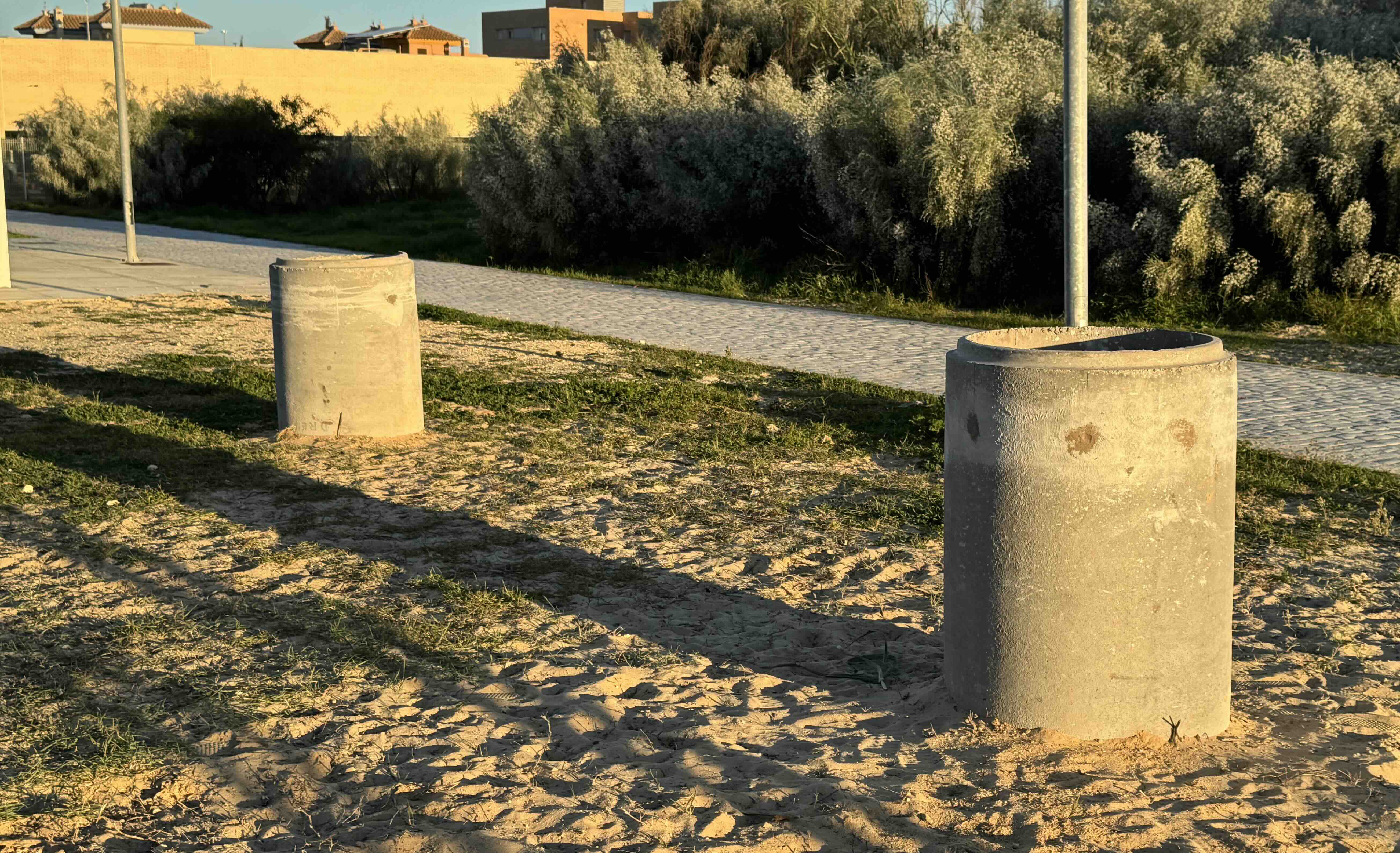Estas son las barbacoas de uso público que ha instalado un ayuntamiento de Cádiz en un pinar.