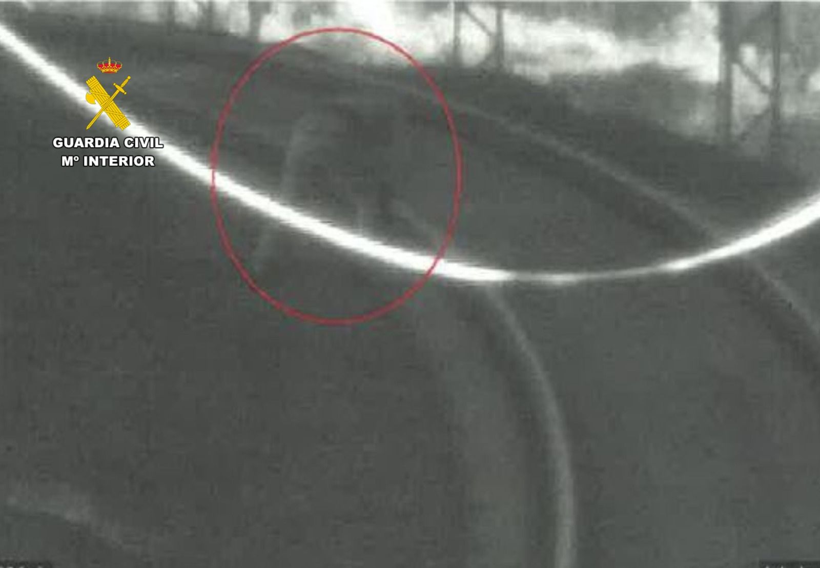 El momento en que el detenido cruzaba las vías.