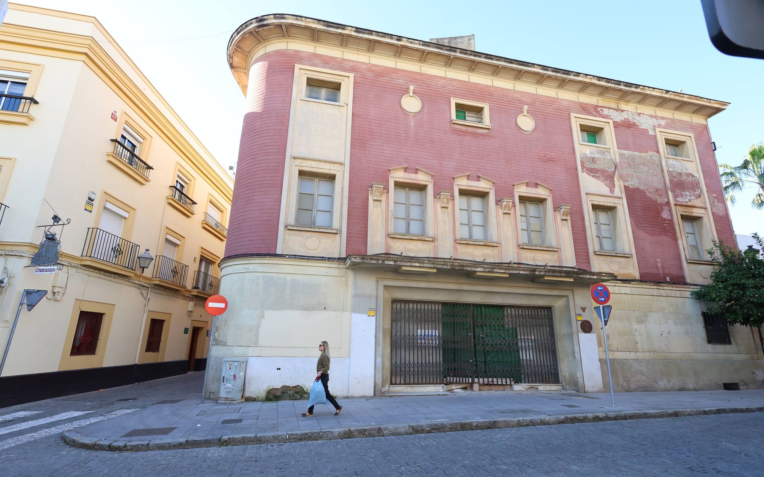 Una mujer pasa ante la fachada del antiguo Cine Jerezano, que se convertirá próximamente en un gran espacio cultural en pleno centro de la ciudad. Una mujer pasa ante la fachada del antiguo Cine Jerezano, que se convertirá próximamente en un gran espacio cultural en pleno centro de la ciudad.