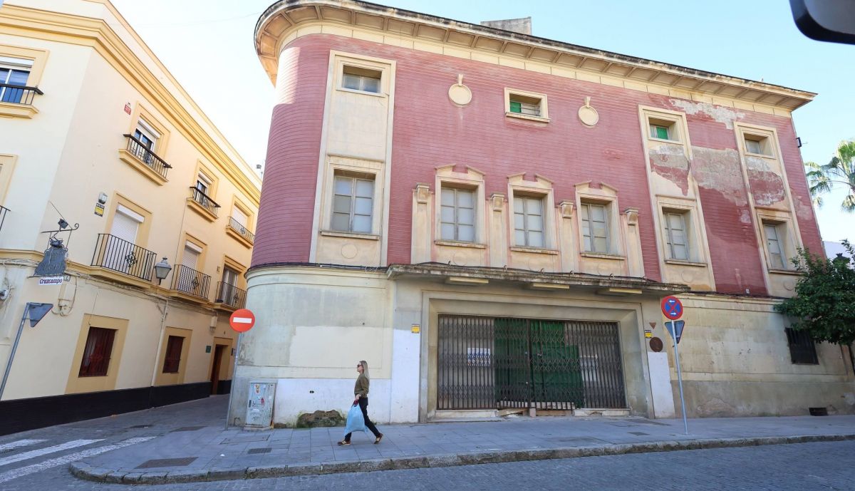 Una mujer pasa ante la fachada del antiguo Cine Jerezano, que se convertirá próximamente en un gran espacio cultural en pleno centro de la ciudad.