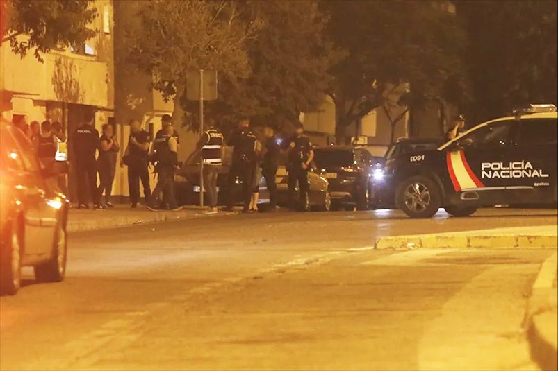 Dispositivo policial desplegado en El Saladillo, en Algeciras, en una imagen de EFE.