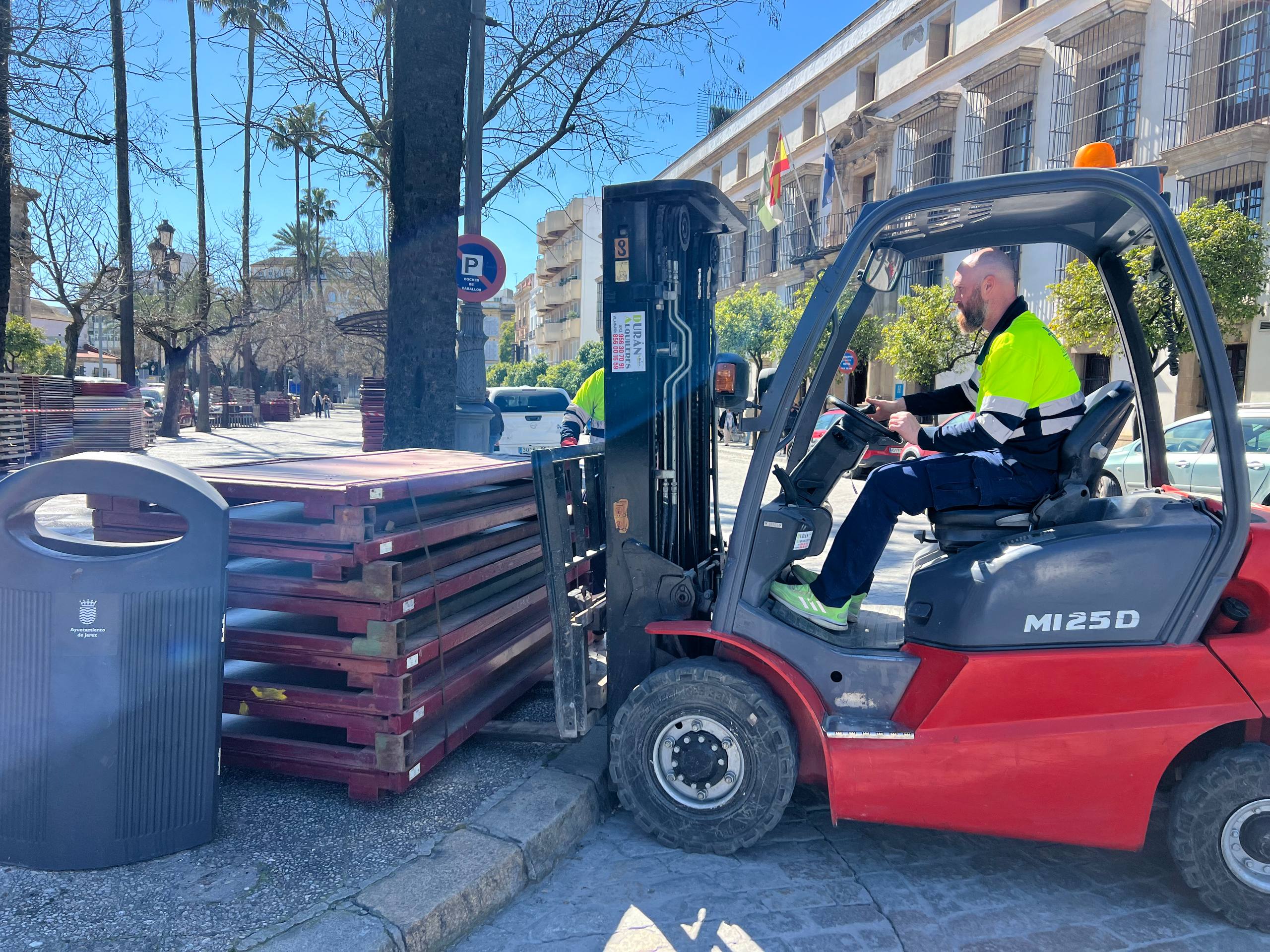 Uno de los operarios, descargando los palcos. Uno de los operarios, descargando los palcos.