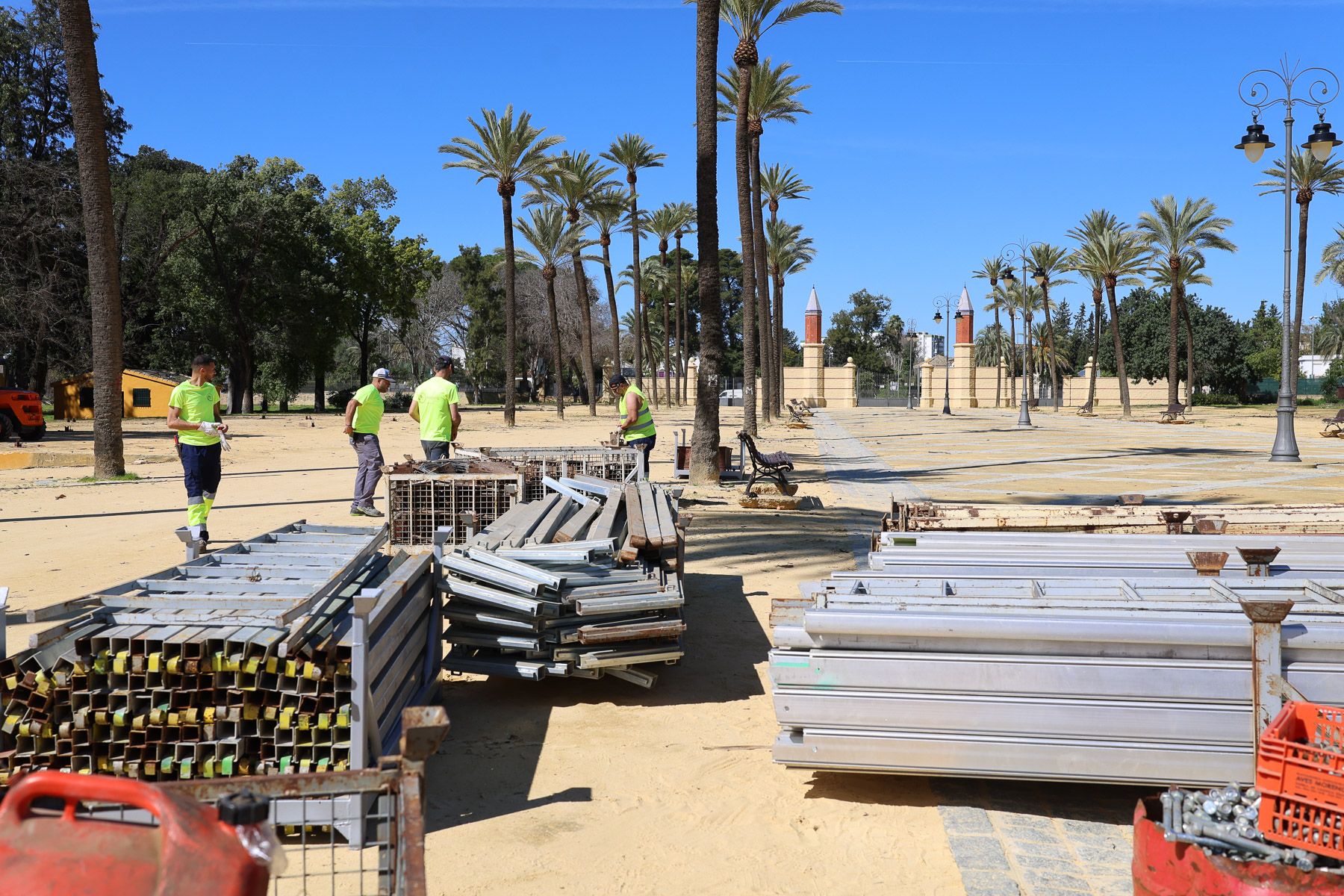 Montaje, este lunes, de las estructuras de las casetas del Real del González Hontoria, donde tiene lugar cada año la Feria de Jerez. Montaje, este lunes, de las estructuras de las casetas del Real del González Hontoria, donde tiene lugar cada año la Feria de Jerez.