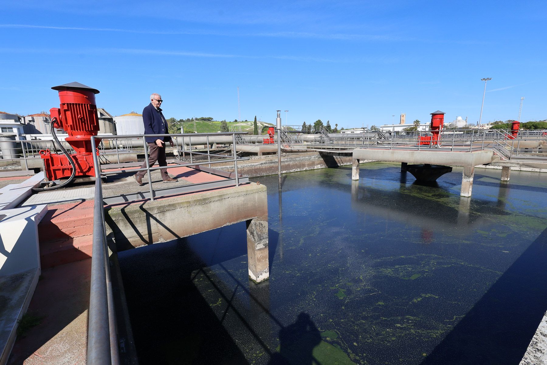 Antonio Gragera, jefe de servicio de Aqualia, observa el reactor biológico de la depuradora de El Portal.