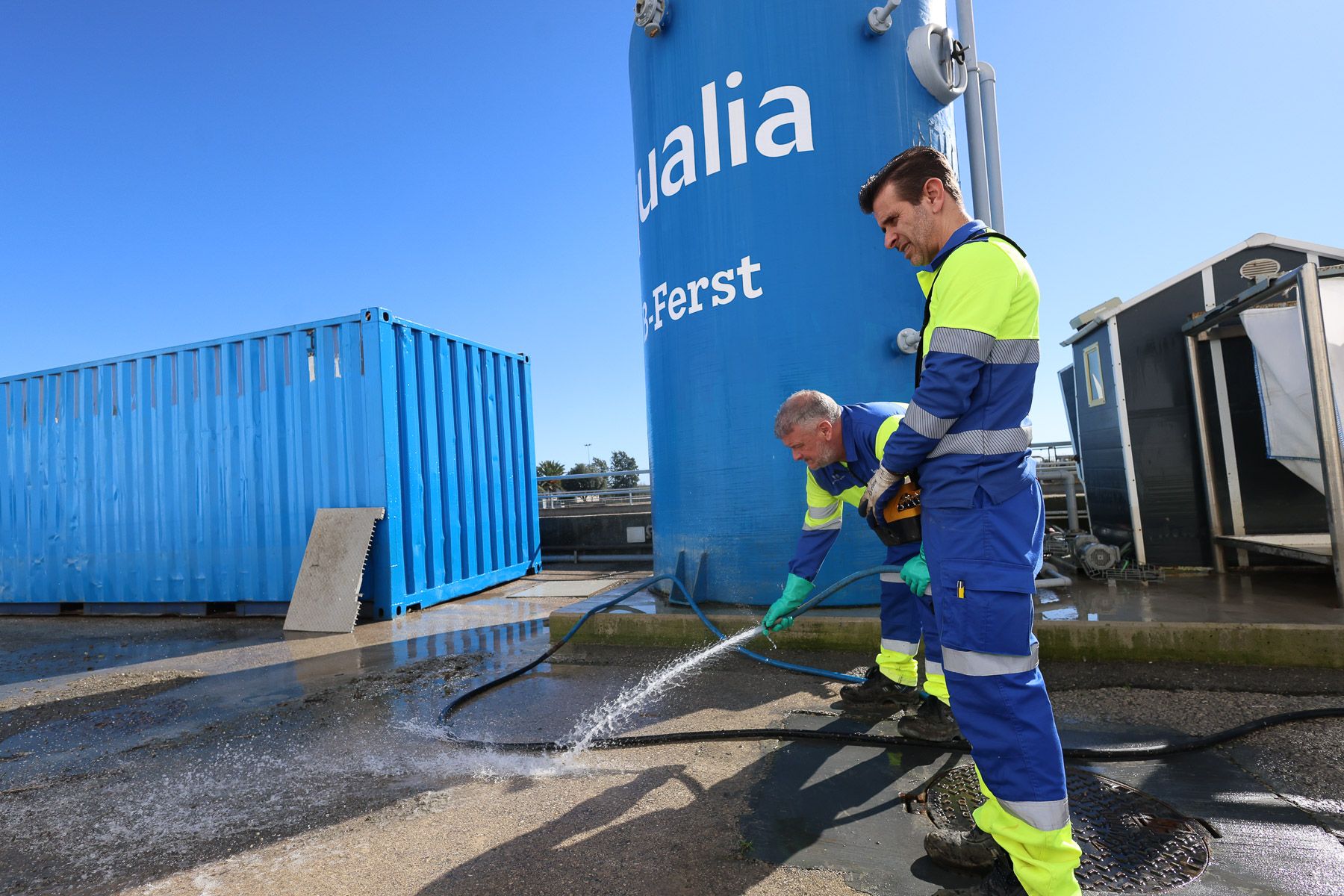 Trabajos de limpieza en la Depuradora de El Portal tras el paso del temporal.