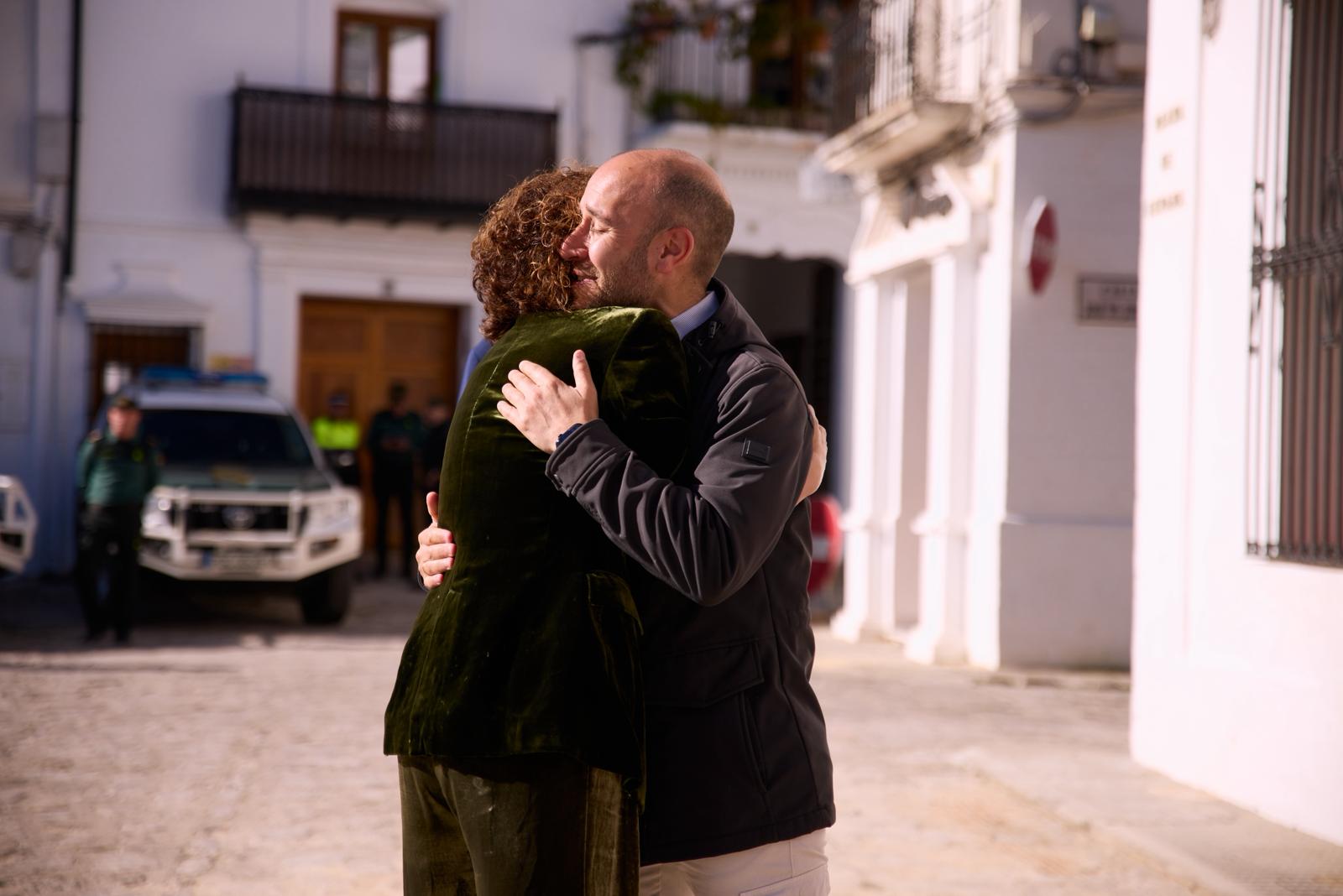 El abrazo de Montero con el alcalde de Grazalema.