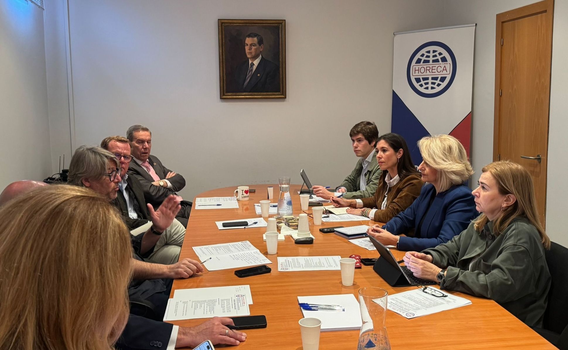 La directiva de Horeca, encabezada por su presidente, Antonio de María, reunida con representantes del PP en Cádiz. La directiva de Horeca, encabezada por su presidente, Antonio de María, reunida con representantes del PP en Cádiz.