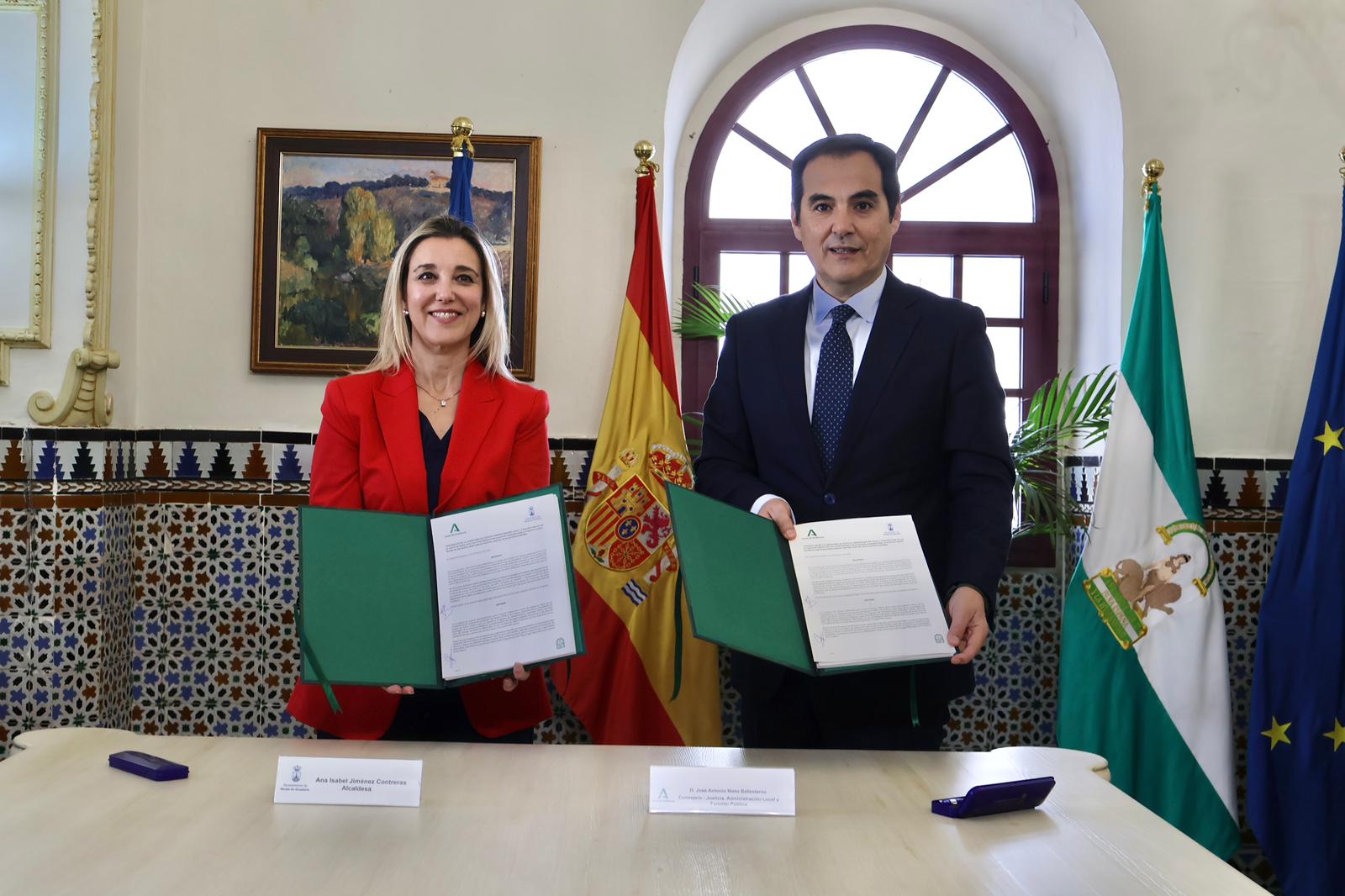 Firma del convenio entre el consejero de Justicia, Administración Local y Función Pública, José Antonio Nieto, y la alcaldesa, Ana Isabel Jiménez, en Alcalá de Guadaíra. Firma del convenio entre el consejero de Justicia, Administración Local y Función Pública, José Antonio Nieto, y la alcaldesa, Ana Isabel Jiménez, en Alcalá de Guadaíra.