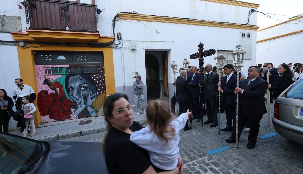 Cruz de guía de la Hermandad de la Yedra, marcando el caminar del ampio cortejo. 