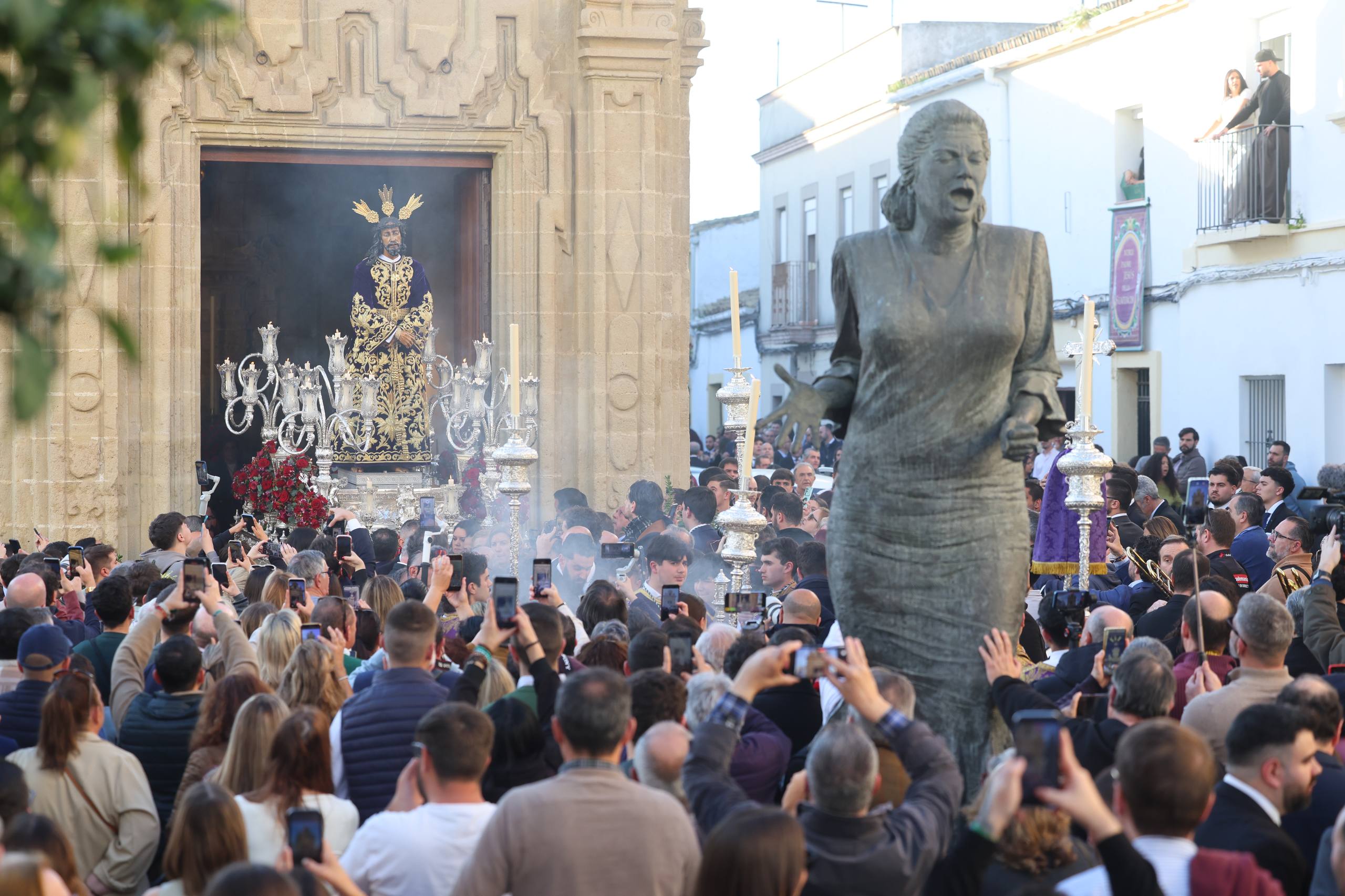 El Señor de la Sentencia en el momento de salir a la Plazuela que preside el monumento a la Paquera. 