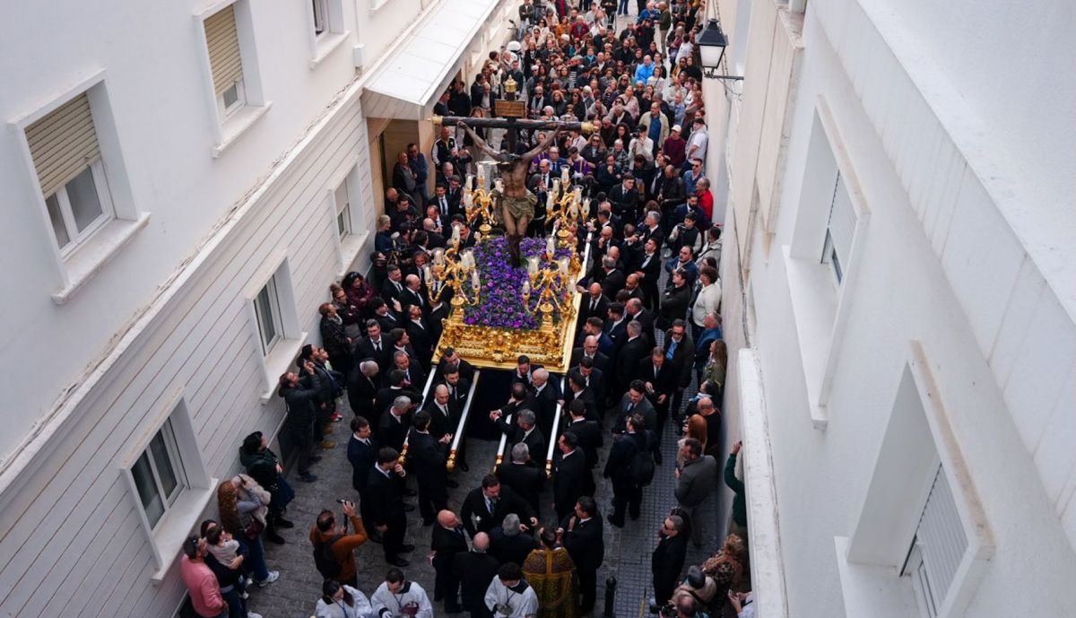 El tránsito del cortejo por calles estrechas.