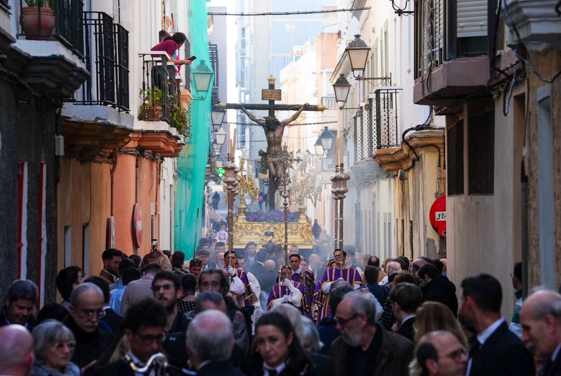 El Crucificado de la Palma por el casco antiguo de Cádiz.