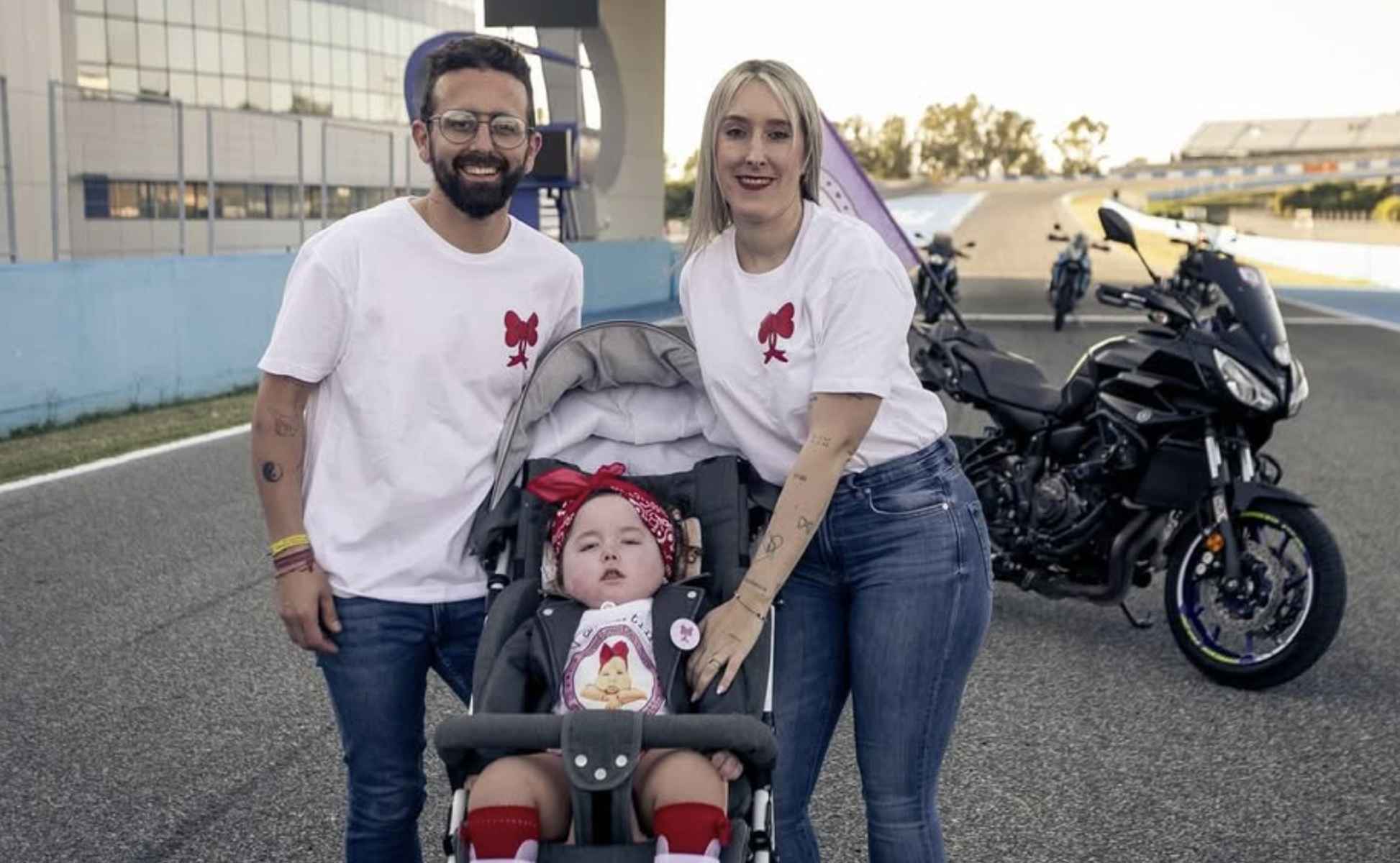 La pequeña Valentina, junto a sus padres.