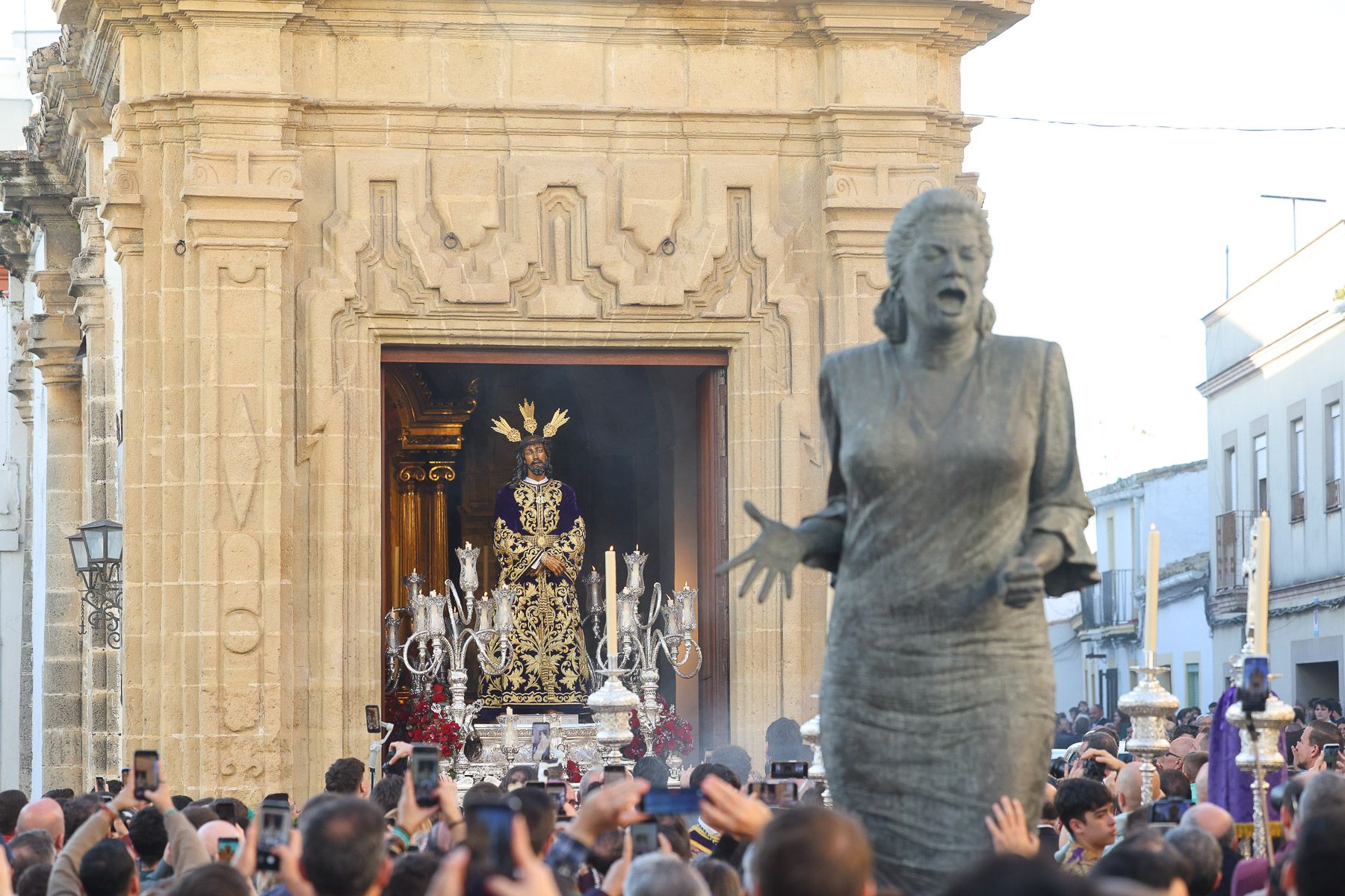 El Señor de la Sentencia en el momento de salir a la Plazuela que preside el monumento a la Paquera. El Señor de la Sentencia en el momento de salir a la Plazuela que preside el monumento a la Paquera.