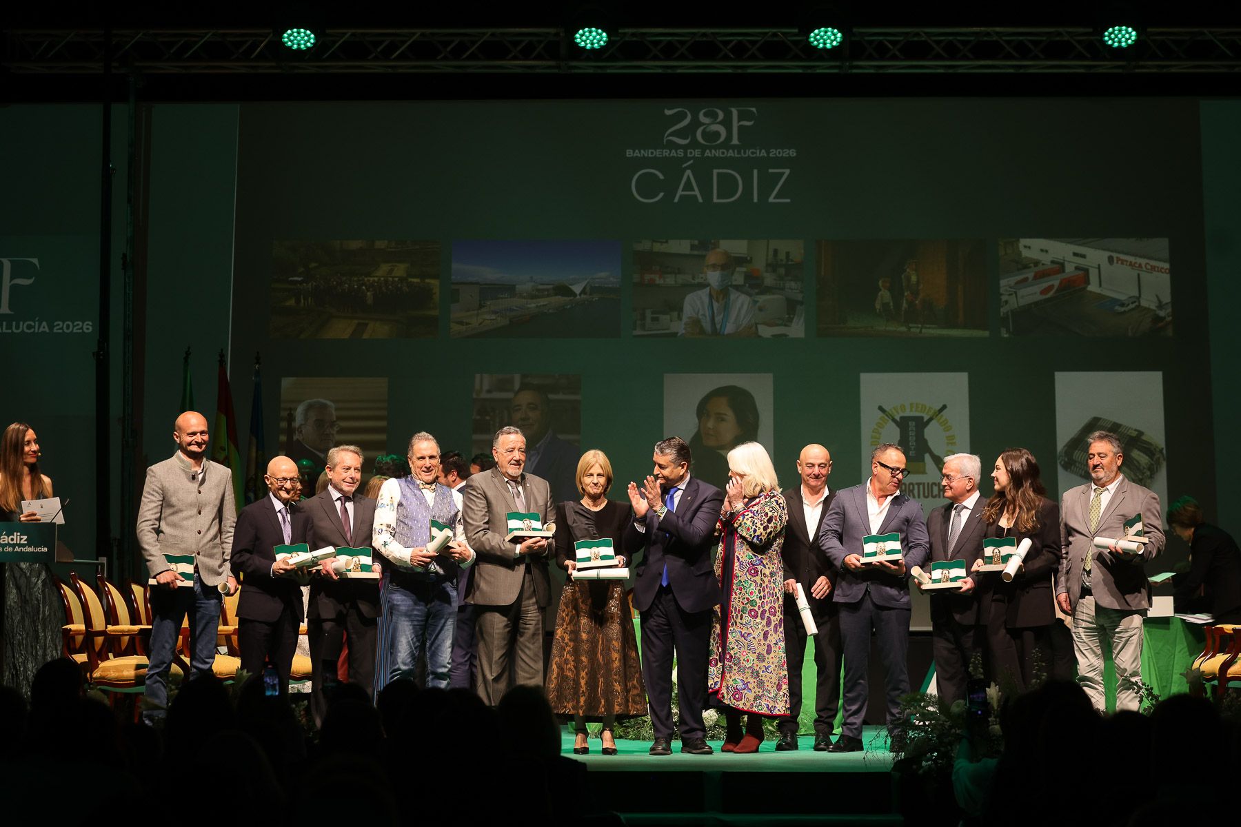 Foto de familia con los premiados con las Banderas de Andalucía de la provincia de Cádiz.
