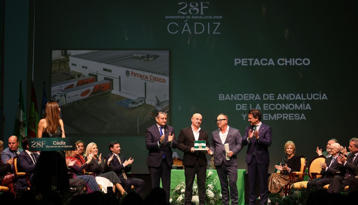 La empresa Peta Chico, recibiendo su Bandera de Andalucía de la provincia de Cádiz.