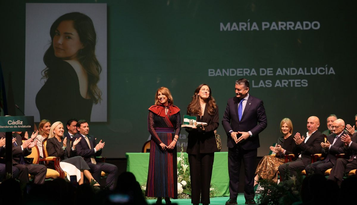 Entrega de la Bandera de Andalucía a la cantante María Parrado.