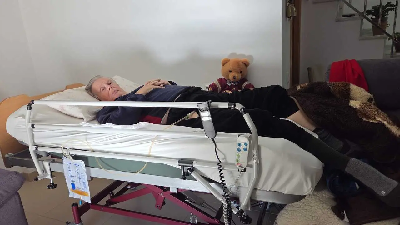 Dick Beekhus, encamado en su vivienda de Roquetas de Mar (Almería).