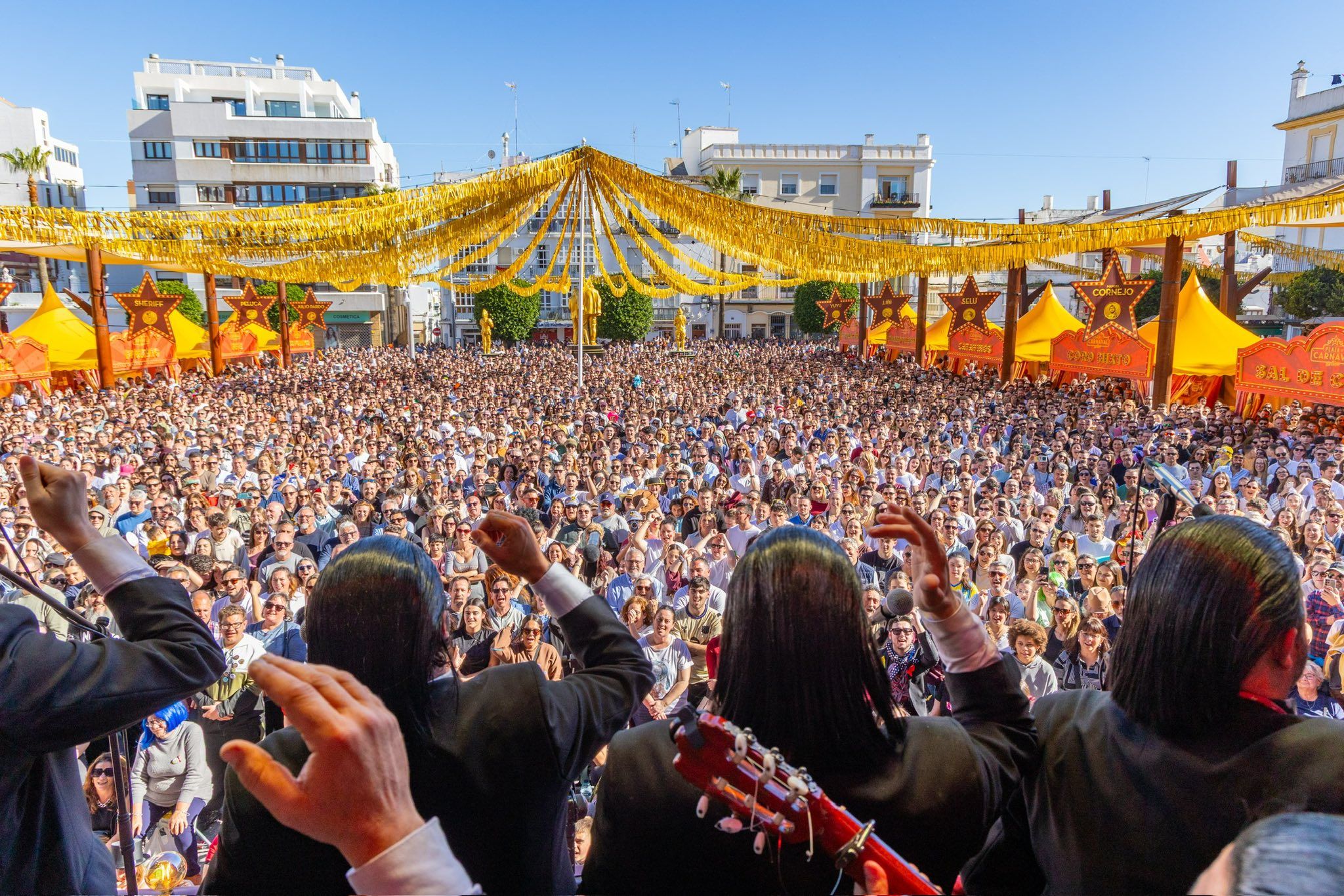 Vista del abarrotado aspecto que presentaba la Plaza del Rey de San Fernando, este pasado domingo de Carnaval. Vista del abarrotado aspecto que presentaba la Plaza del Rey de San Fernando, este pasado domingo de Carnaval.