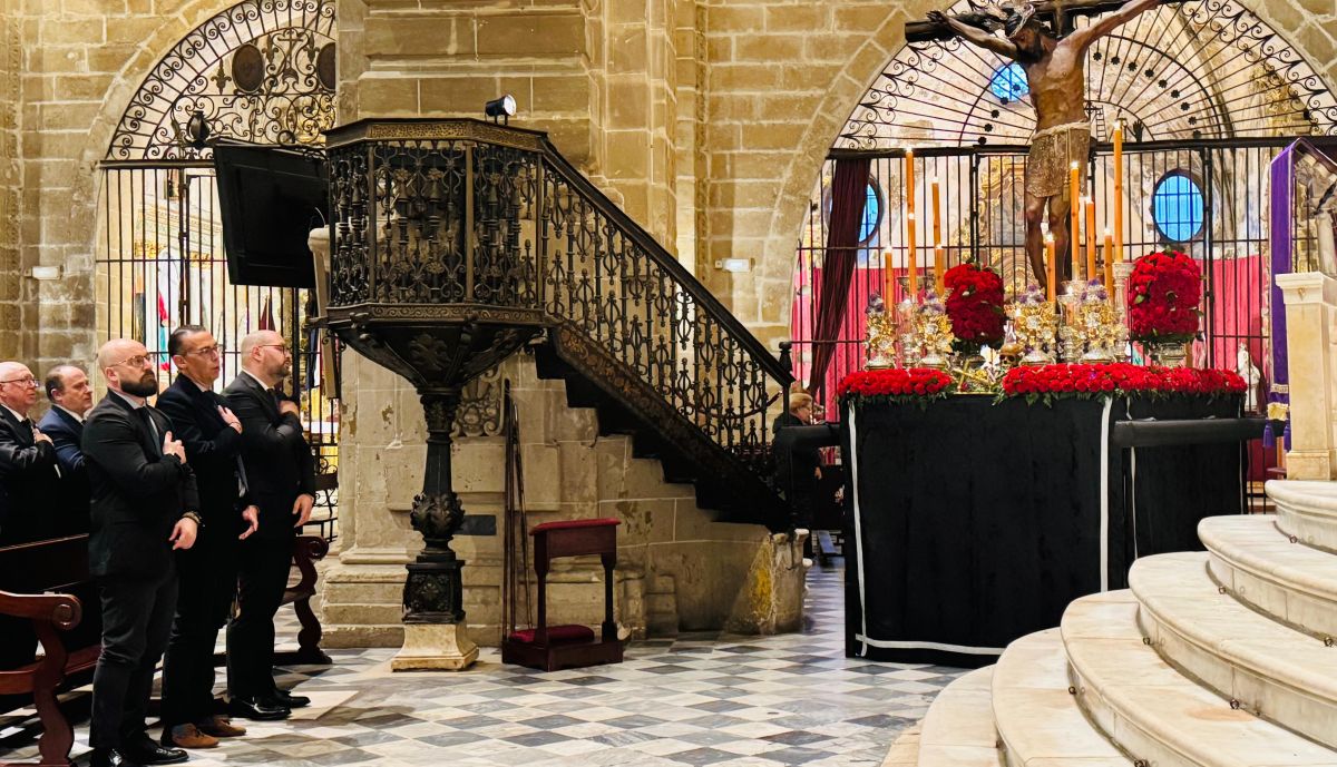 El alcalde y el presidente ere del Consejo en la presidencia del acto. 