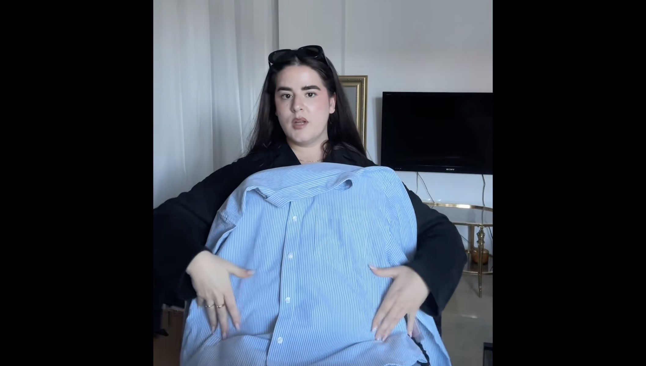 Anabel Domínguez muestra ropa adaptativa para personas con movilidad reducida o sondajes.