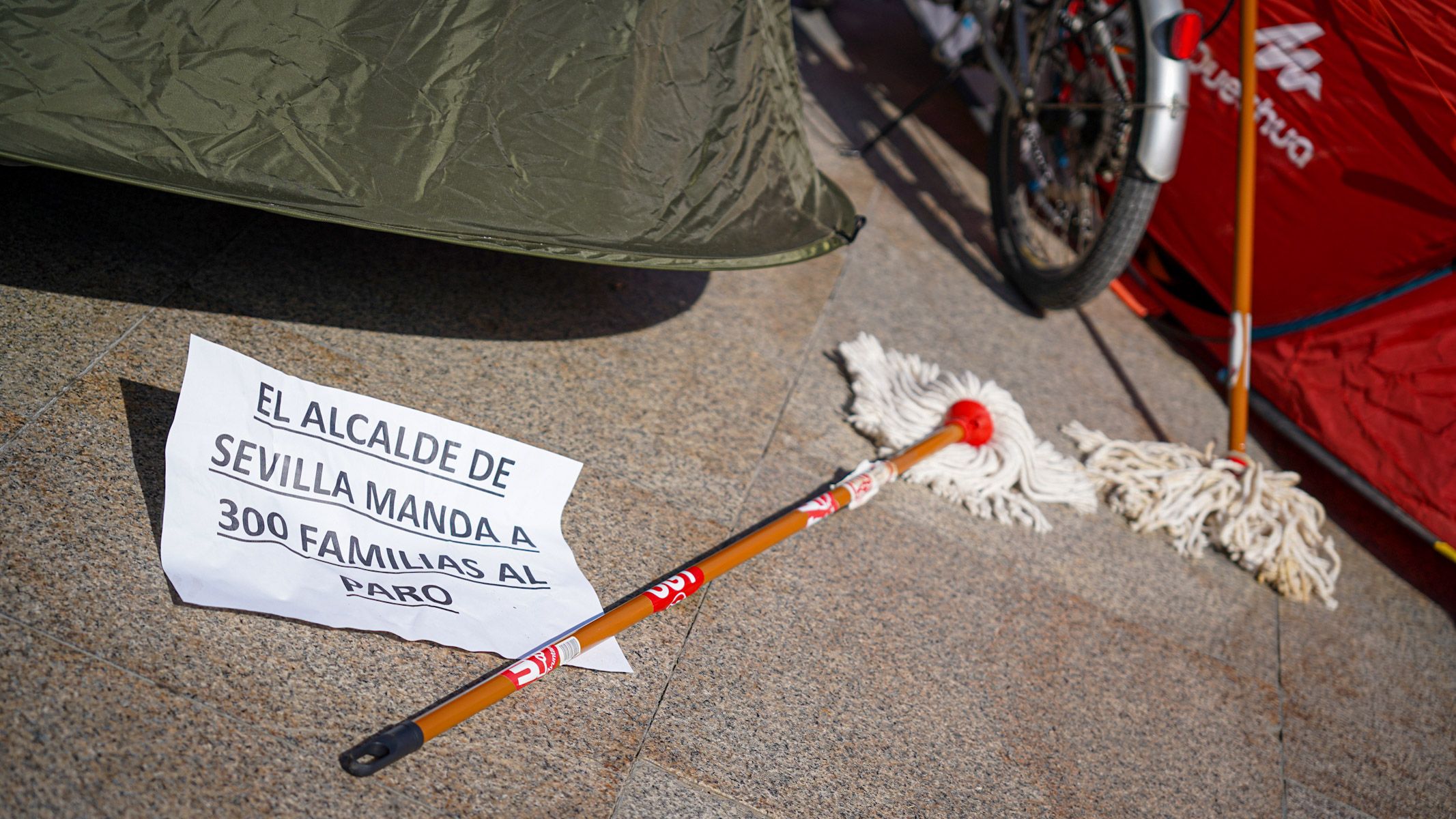 Protestas desde la pasada semana por la privatización de la limpieza de colegios en Sevilla.