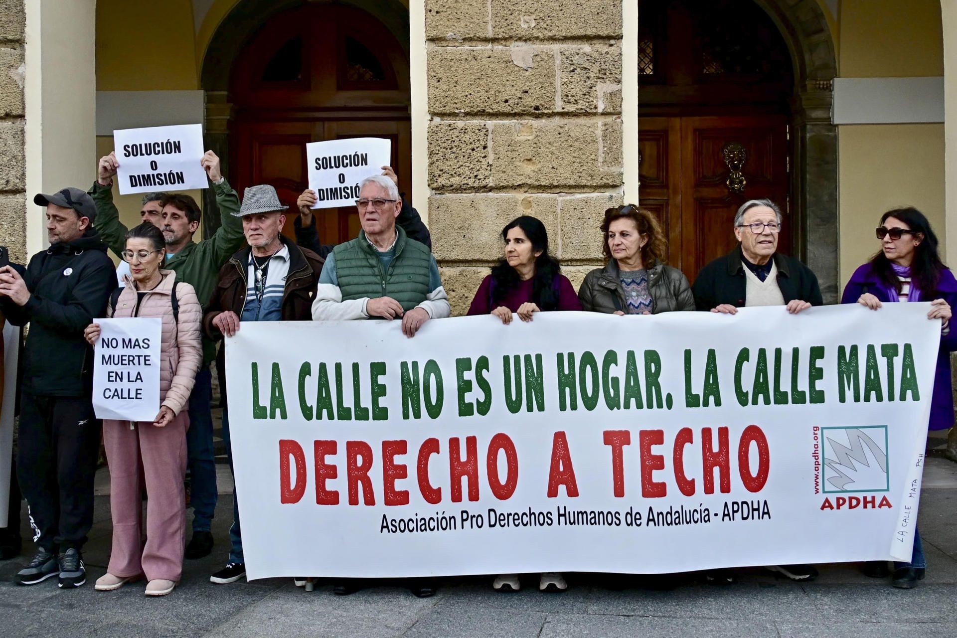 Concentración en Cádiz por las personas sin hogar. La APDHA ha llevado a cabo una concentración para pedir soluciones.
