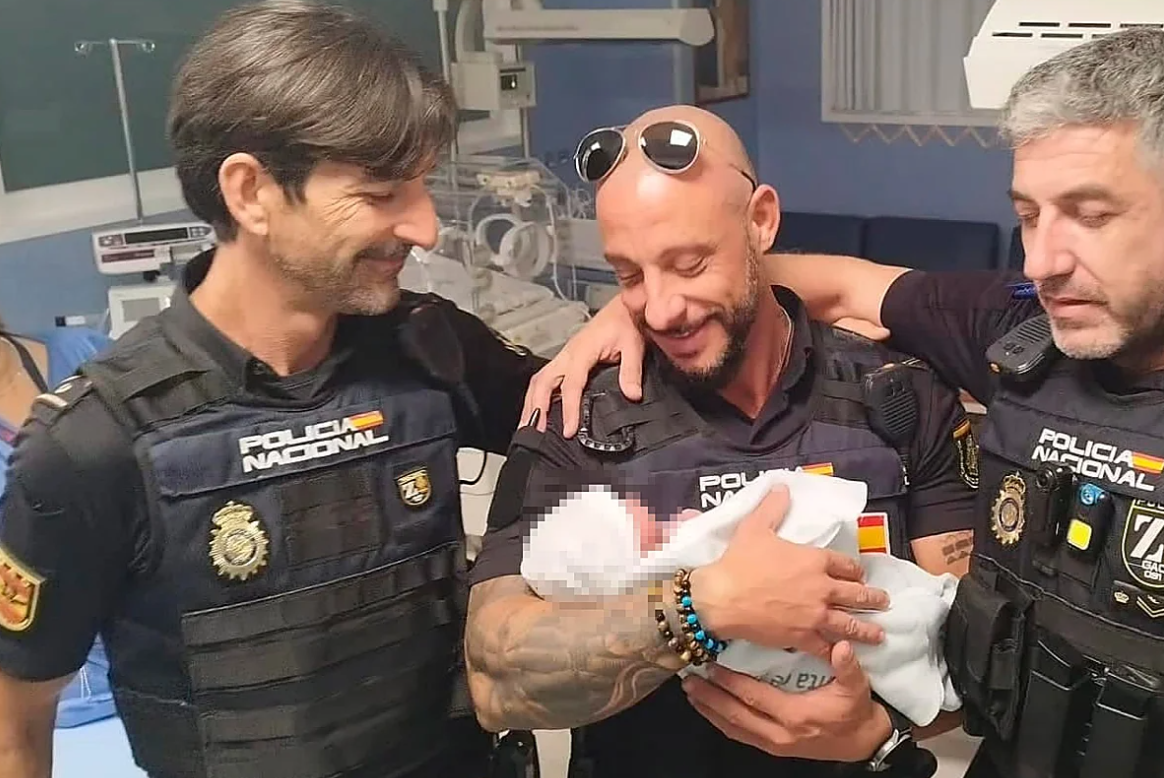 Los agentes que encontraron al bebé en Málaga.