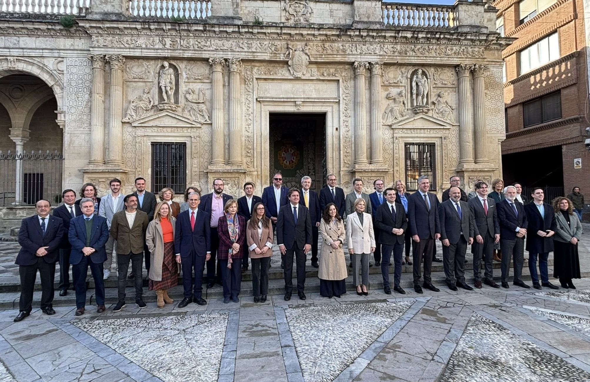La FEMP celebra 45 años en Jerez, con el Cabildo de fondo y un brindis en la Bodeguita municipal.