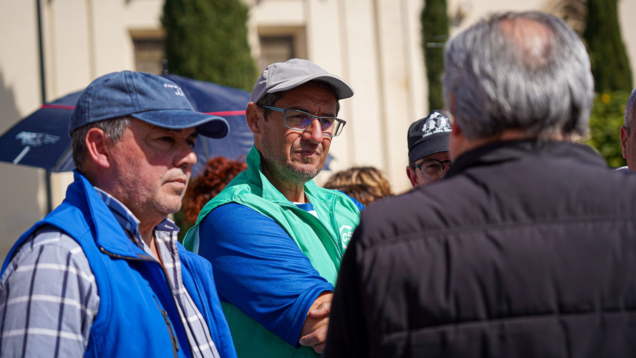 Rafael Román, en el centro, hablando con los trabajadores municipales en la protesta.