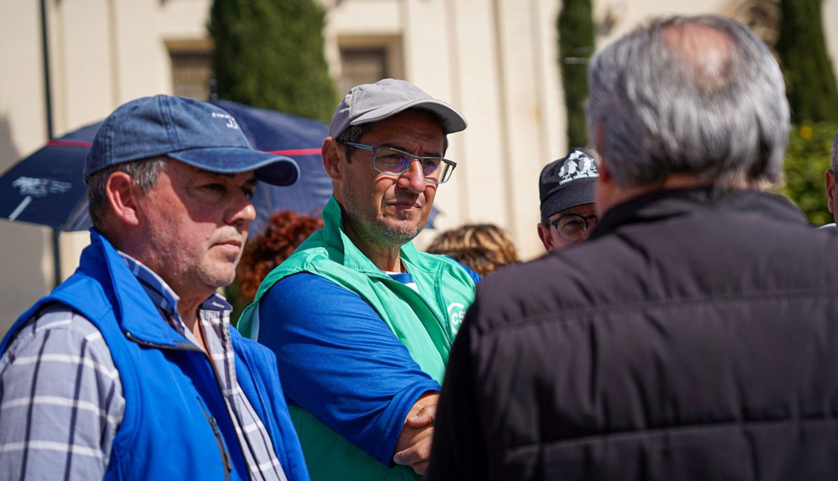 Rafael Román, en el centro, hablando con los trabajadores municipales en la protesta.