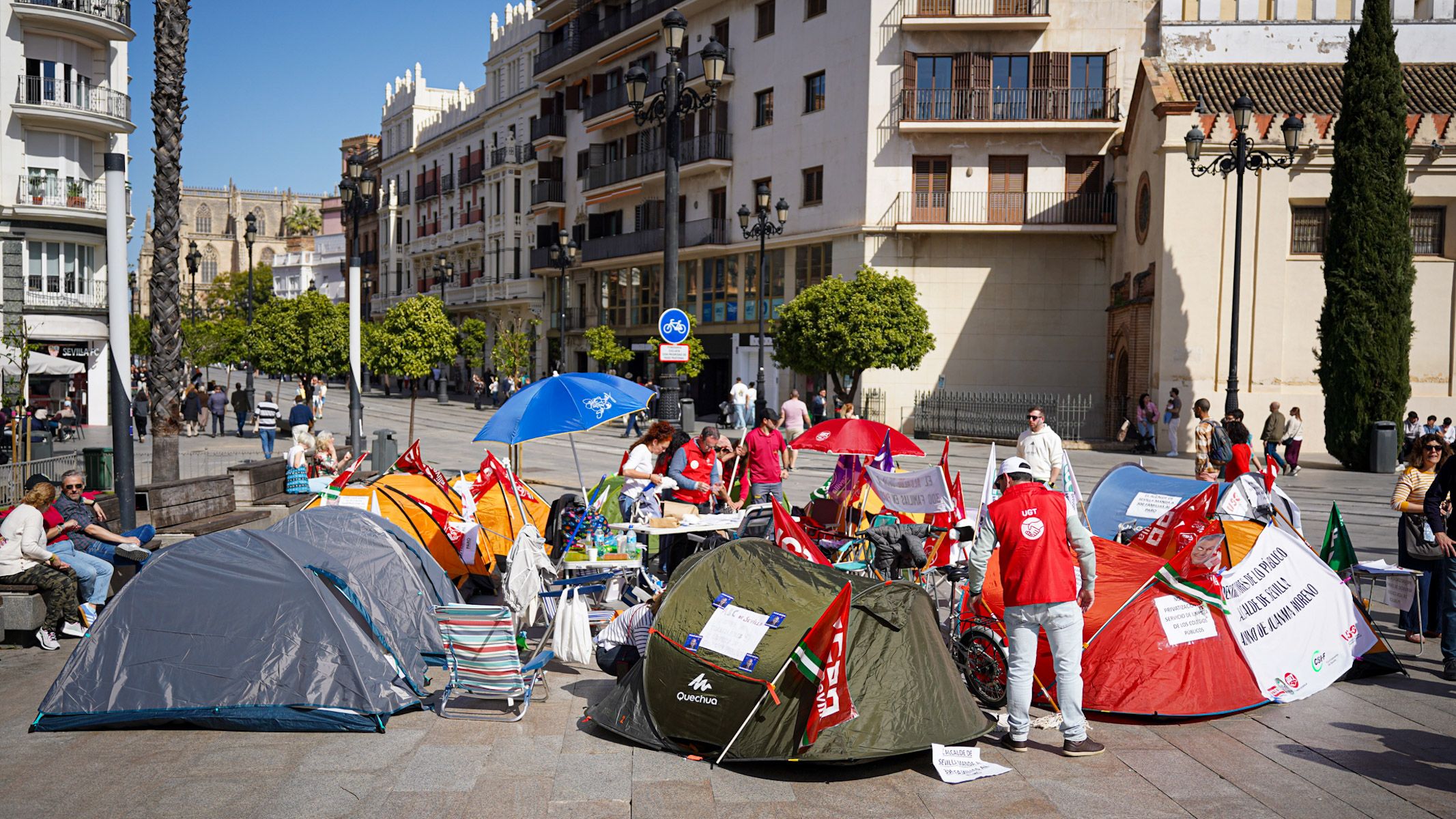 Protestas por la privatización de la limpieza escolar en Sevilla.