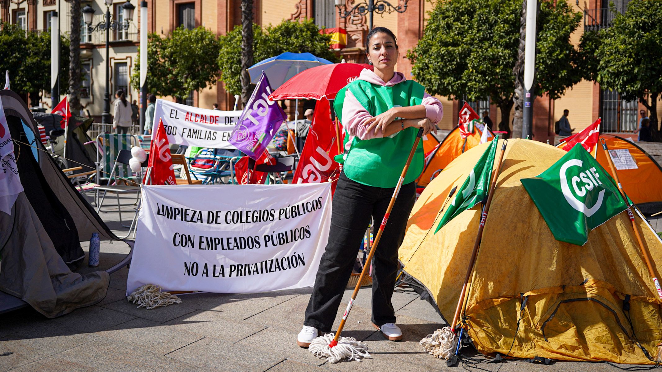 Valme Sánchez, una de las trabajadoras afectadas por la externalización de la limpieza de los colegios de Sevilla.